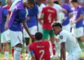 Pemain Perancis, Lucas Hernandez dan Desire Doue cuba menenangkan tonggak Maghribi, Achraf Hakimi (tengah) selepas perlawanan suku akhir di Stadium Boston, Foxborough, Massachusetts, semalam. - AFP