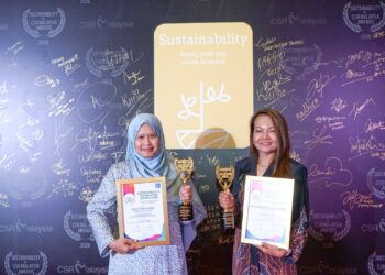 SURIATI Mokhtar (kiri) bersama Sofia Zakaria semasa menerima anugerah bagi pihak Malakoff dan Alam Flora.