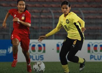 PEMAIN Malaysia, Nur Najwa Irdina Zaidi berjaya melepasi kawalan pemain Laos pada aksi pertama Kumpulan A Piala AFF Wanita 2026 di Stadium Bola Sepak Kuala Lumpur, malam tadi.- IHSAN FAM