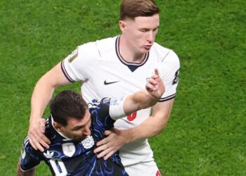 Elliot Anderson mengasak kapten Argentina, Lionel Messi dalam aksi separuh akhir Piala Dunia 2026 di Stadium Atlanta. - AFP