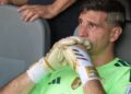 Emiliano Martinez sugul di bangku simpanan meratapi kekalahan Argentina kepada Sepanyol dalam aksi final Pial Dunia 2026, Isnin lalu. - AFP
