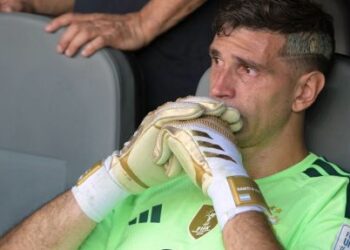 Emiliano Martinez sugul di bangku simpanan meratapi kekalahan Argentina kepada Sepanyol dalam aksi final Pial Dunia 2026, Isnin lalu. - AFP