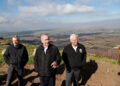 GAMBAR fail Netanyahu (tengah) bersama Graham (kiri). - AFP