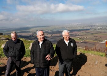 GAMBAR fail Netanyahu (tengah) bersama Graham (kiri). - AFP