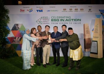 KELVIN Lee (empat dari kiri) menunjukkan Anugerah Perak bagi kategori Hubungan dengan Komuniti Tempatan (Syarikat Besar) pada ESG Positive Impact Awards 2025.