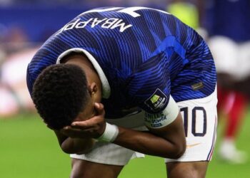 Kylian Mbappe tidak dapat mengawal emosinya sebaik sahaja pengadil meniupkan wisel penamat aksi separuh akhir Piala Dunia 2026 Perancis menentang Sepanyol yang berakhir dengan kekalahan Les Bleus 0-2 kepada La Roja di Arlington, semalam. - AFP