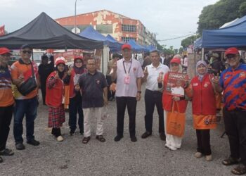 MD. EZAM Md. Taslim bersama penyokong PH ketika berkempen di Parit Yaani.