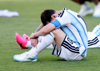 LIONEL Messi tertunduk kecewa selepas Argentina tewas 1-0 kepada Sepanyol pada aksi final Piala Dunia 2026.-AFP