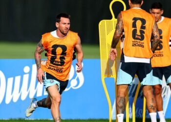 Lionel Messi berlatih bersama rakan sepasukan menjelang saingan separuh akhir Piala Dunia 2026. - AFP