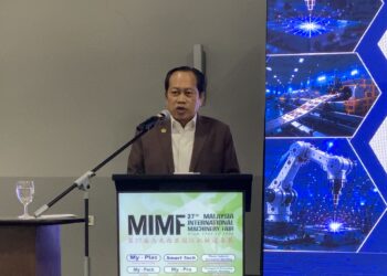AHMAD Maslan semasa berucap bagi merasmikan Pameran Jentera Antarabangsa Malaysia (MIMF) ke-37 di sini hari ini.