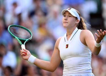 REAKSI pemain Russia, Mirra Andreeva selepas tewas kepada Barbora Krejcikova pada aksi pusingan kedua kejuaraan Wimbledon wanita di The All England Lawn Tennis and Croquet Club, hari ini.-AFP
