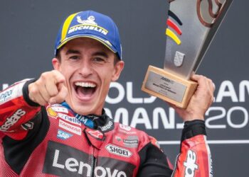 Marc Marquez meraikan kejayaannya menjuarai perlumbaan Grand Prix Jerman di Hohenstein-Ernstthal, Chemnitz, semalam. - AFP