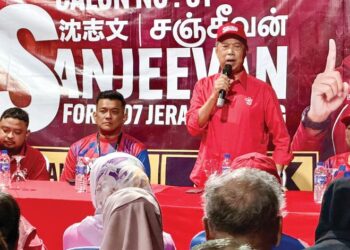 MUHYIDDIN Yassin ketika berucap pada Ceramah Umum DUN Jeram Padang di Palong 2, Jempol, semalam.