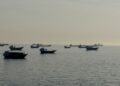 AS akan mengenakan caj 20 peratus ke atas kapal melalui Selat Hormuz. - AFP