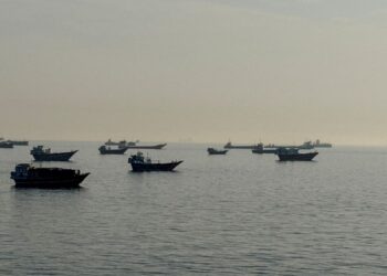AS akan mengenakan caj 20 peratus ke atas kapal melalui Selat Hormuz. - AFP