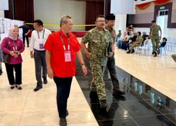AMINUDDIN Harun ketika membuat tinjauan di pusat pengundian awal di Dewan Tan Sri Mohammad Kem Segenting, Si Rusa, Port Dickson, semalam. - UTUSAN/NOR SHAFIQAH MOHD. GHAZALI