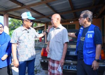 JALALUDDIN Alias ketika menziarahi rumah-rumah penduduk di sekitar Felda Pasoh 1, Simpang Pertang, Jelebu, semalam.