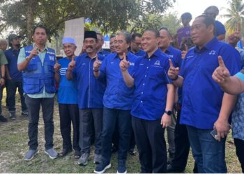 JOHARI Abdul Ghani ketika hadir memberi sokongan kepada calon BN bagi DUN Seri Menanti, Muhammad Sufian Maradzi di Pusat Daerah Mengundi (PDM) Kampung Tengah Seri Menanti, Kuala Pilah semalam.