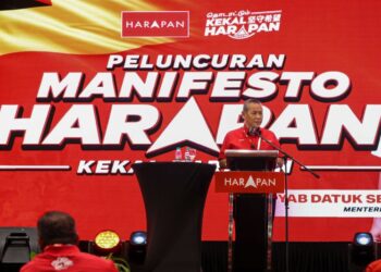 AMINUDDIN Harun ketika melancarkan Manifeso PH bagi PRN Negeri Sembilan di Seremban kelmarin. - UTUSAN/ISKANDAR ISHAK