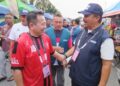 TUN Faisal Ismail Aziz (kiri) berbual dengan Razali Abu Samah selepas kedua-duanya bertembung di pasar malam di Sikamat ketika berkempen di Seremban. – UTUSAN/NAZARUDIN SHAHARI
