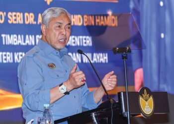 AHMAD Zahid Hamidi berucap pada Program Konvensyen Pekebun RISDA Zon Tengah 2026 di Seremban, semalam.- UTUSAN/ISKANDAR ISHAKHMAD Zahid Hamidi pada Konvensyen Pekebun Kecil Risda Peringkat Zon Tengah Tahun 2026 di Seremban, semalam.