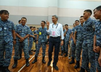 MOHAMAD Hasan beramah mesra dengan anggota Tentera Udara Diraja Malaysia (TUDM) yang menunaikan tanggungjawab sebagai pengundi pada proses undi awal sempena Pilihan Raya Negeri (PRN) Negeri Sembilan di Dewan Angkasaraya Pangkalan TUDM Sendayan, Seremban, semalam. - UTUSAN/ ISKANDAR ISHAK