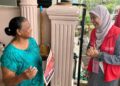 NOORZUNITA Begum Mohd. Ibrahim bertemu pengundi DUN Pilah di Taman Desa Melang, Melang, Kuala Pilah, semalam.–UTUSAN/NOR SHAFIQAH MOHD. GHAZALI