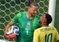 Neymar cuba berkonfrontasi dengan penjaga gol Norway, Orjan Nyland sebelum menjaringkan gol penalti dalam aksi kedua-dua pasukan dalam saingan 16 terbaik, kelmarin. - AFP
