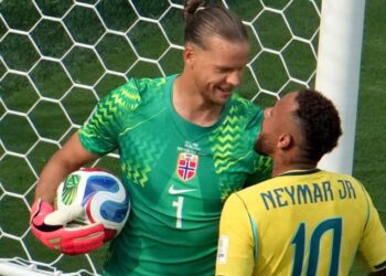 Neymar cuba berkonfrontasi dengan penjaga gol Norway, Orjan Nyland sebelum menjaringkan gol penalti dalam aksi kedua-dua pasukan dalam saingan 16 terbaik, kelmarin. - AFP