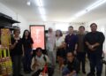 DENISE Ang (dua, kiri) bergambar bersama media selepas sesi Kedai Runcit Media Experience di Al-Amin Fresh Mart, Kampung Kuantan, Klang.