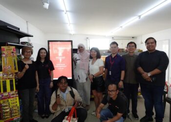 DENISE Ang (dua, kiri) bergambar bersama media selepas sesi Kedai Runcit Media Experience di Al-Amin Fresh Mart, Kampung Kuantan, Klang.