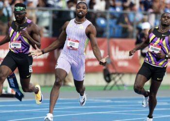 Jaguh Amerika Syarikat, Noah Lyles (tengah) memenangi acara pecut 100 meter Kejohanan Olahraga AS di Stadium Icahn Stadium, New York City, kelmarin. - AFP