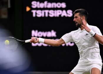 BINTANG Serbia, Novak Djokovic membalas pukulan Stefanos Tsitsipas pada aksi pusingan kedua kejuaraan tenis lelaki Wimbledon di The All England Lawn Tennis and Croquet Club, awal pagi tadi.-AFP