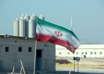 BENDERA Iran berkibar di sebuah loji nuklear awam yang terletak di bandar Busher, barat daya negara itu. - AFP