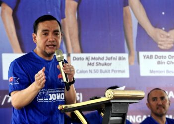 ONN Hafiz Ghazi berucap pada program Perjumpaan Bersama Masyarakat dan jentera BN di Dataran Flat Cengal Taman Putri, Kulai di sini. UTUSAN/RAJA JAAFAR ALI