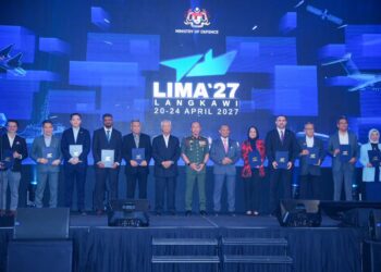 PANGLIMA Angkatan Tentera, Jeneral Tan Sri Malek Razak Sulaiman ketika Majlis Pelancaran Rasmi Pameran Maritim dan Aeroangkasa Antarabangsa Langkawi 2027 (LIMA’27) di MITEC. Turut bersama Ketua Setiausaha Kementerian Pertahanan (MINDEF), Datuk Lokman Hakim Ali dan Pengerusi Pameran dan Persidangan Global, Jeneral Tan Sri Azizan Ariffin. UTUSAN/SADDAM YUSOFF