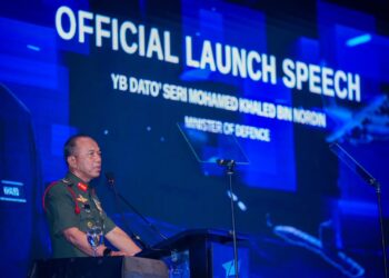 PANGLIMA Angkatan Tentera, Jeneral Tan Sri Malek Razak Sulaiman ketika Majlis Pelancaran Rasmi Pameran Maritim dan Aeroangkasa Antarabangsa Langkawi 2027 (LIMA’27) di MITEC. Turut bersama Ketua Setiausaha Kementerian Pertahanan (MINDEF), Datuk Lokman Hakim Ali dan Pengerusi Pameran dan Persidangan Global, Jeneral Tan Sri Azizan Ariffin. UTUSAN/SADDAM YUSOFF