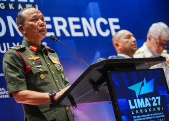 PANGLIMA Angkatan Tentera, Jeneral Tan Sri Malek Razak Sulaiman ketika Majlis Pelancaran Rasmi Pameran Maritim dan Aeroangkasa Antarabangsa Langkawi 2027 (LIMA’27) di MITEC. Turut bersama Ketua Setiausaha Kementerian Pertahanan (MINDEF), Datuk Lokman Hakim Ali dan Pengerusi Pameran dan Persidangan Global, Jeneral Tan Sri Azizan Ariffin. UTUSAN/SADDAM YUSOFF