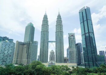 Petronas antara penyumbang terbesar kepada hasil negara dengan menyumbang sekitar 20 hingga 30 peratus hasil Kerajaan Persekutuan. – mingguan/FARIZ RUSADIO