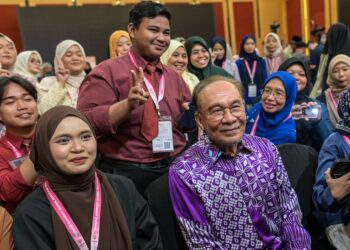 ANWAR Ibrahim bergambar bersama delegasi dan peserta pada Majlis Pelancaran Wacana Global Ekonomi Insan 2026 di Kuala Lumpur semalam. – UTUSAN/SYAKIR RADIN