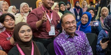 ANWAR Ibrahim bergambar bersama delegasi dan peserta pada Majlis Pelancaran Wacana Global Ekonomi Insan 2026 di Kuala Lumpur semalam. – UTUSAN/SYAKIR RADIN