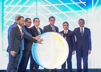 ABDUL Rasheed Ghaffour (hujung kanan) ketika melakukan gimik pelancaran program iTekad pada Simposium Sasana 2026 di Sasana Kijang, Bank Negara Malaysia (BNM), semalam. - UTUSAN/SYAKIR RADIN