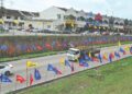 PERANG bendera di antara parti-parti politik mewarnai sepanjang jalan di Taman Putri Kulai, Kulai, Johor sempena PRN Johor Ke-16. – UTUSAN/RAJA JAAFAR ALI.
