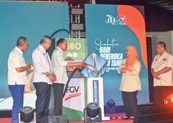 ANWAR Ibrahim menyempurnakan gimik perasmian Sambutan Hari Peneroka 2026 dan 70 Tahun Felda di Stadium Tun Abdul Razak, Bandar Pusat Jengka di Maran, Pahang, semalam. - UTUSAN/SHAIKH AHMAD RAZIF
