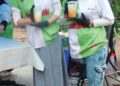 NIK Haznita Saffiya Nik Husmadi (kiri) dan Nik Haziera di gerai Cendol Meleleh di Kampung Lebak Jalan Temerloh- Bera di Temerloh, Pahang. – UTUSAN/SALEHUDIN MAT RASAD