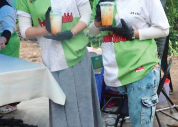 NIK Haznita Saffiya Nik Husmadi (kiri) dan Nik Haziera di gerai Cendol Meleleh di Kampung Lebak Jalan Temerloh- Bera di Temerloh, Pahang. – UTUSAN/SALEHUDIN MAT RASAD