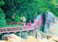 KEADAAN sebahagian daripada struktur Jambatan Merah di Teluk Cempedak, Kuantan, Pahang yang mengalami kerosakan teruk dan tidak boleh dilalui pengunjung. – UTUSAN/ SHEIKH AHMAD RAZIF