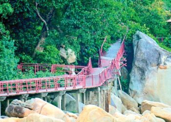 KEADAAN sebahagian daripada struktur Jambatan Merah di Teluk Cempedak, Kuantan, Pahang yang mengalami kerosakan teruk dan tidak boleh dilalui pengunjung. – UTUSAN/ SHEIKH AHMAD RAZIF