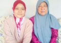NURHIDAYAH Sahdun (kiri) bersama Rosnah Mohamad di rumah mereka di Taman Jaya Diri, Chenor, Maran, Pahang.