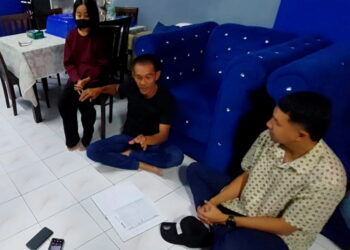 NIK Mohd. Ridzuan Kamarudin (kanan) menziarahi Nur Arissa Mohd. Sabri di Kampung Cengal Lempung, Kuantan, Pahang.
